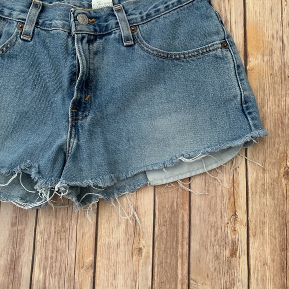 Levi’s | Cutoff Distressed denim Jean Shorts. - Picture 5 of 6